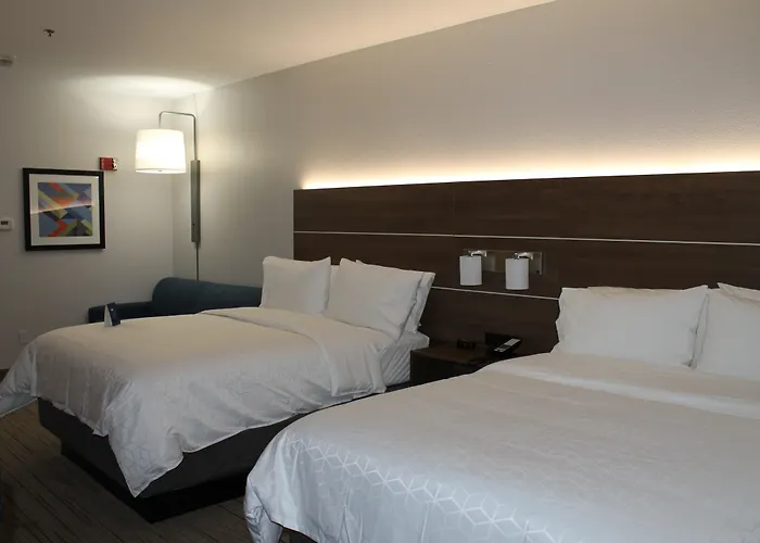 Holiday Inn Express & Suites Tulare