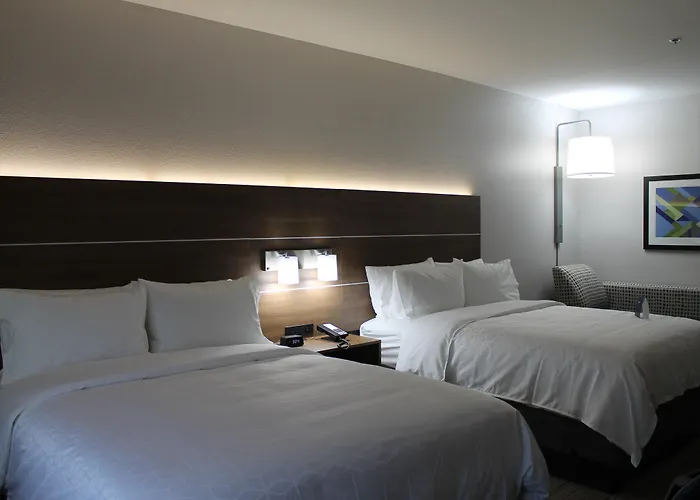 Holiday Inn Express & Suites Tulare