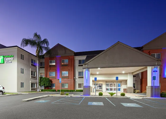 Holiday Inn Express & Suites Tulare